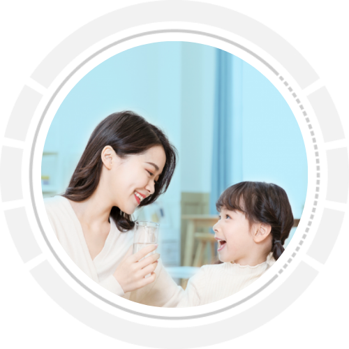 Mẹ và bé vui vẻ uống nước sạch - Lọc Nước An An Hà Tĩnh